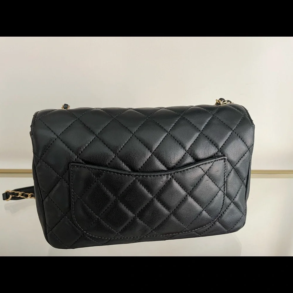 🦄 Authentic GORGEOUS CHANEL
Lambskin Quilted Camellia Flap Black - Picture 7 of 12